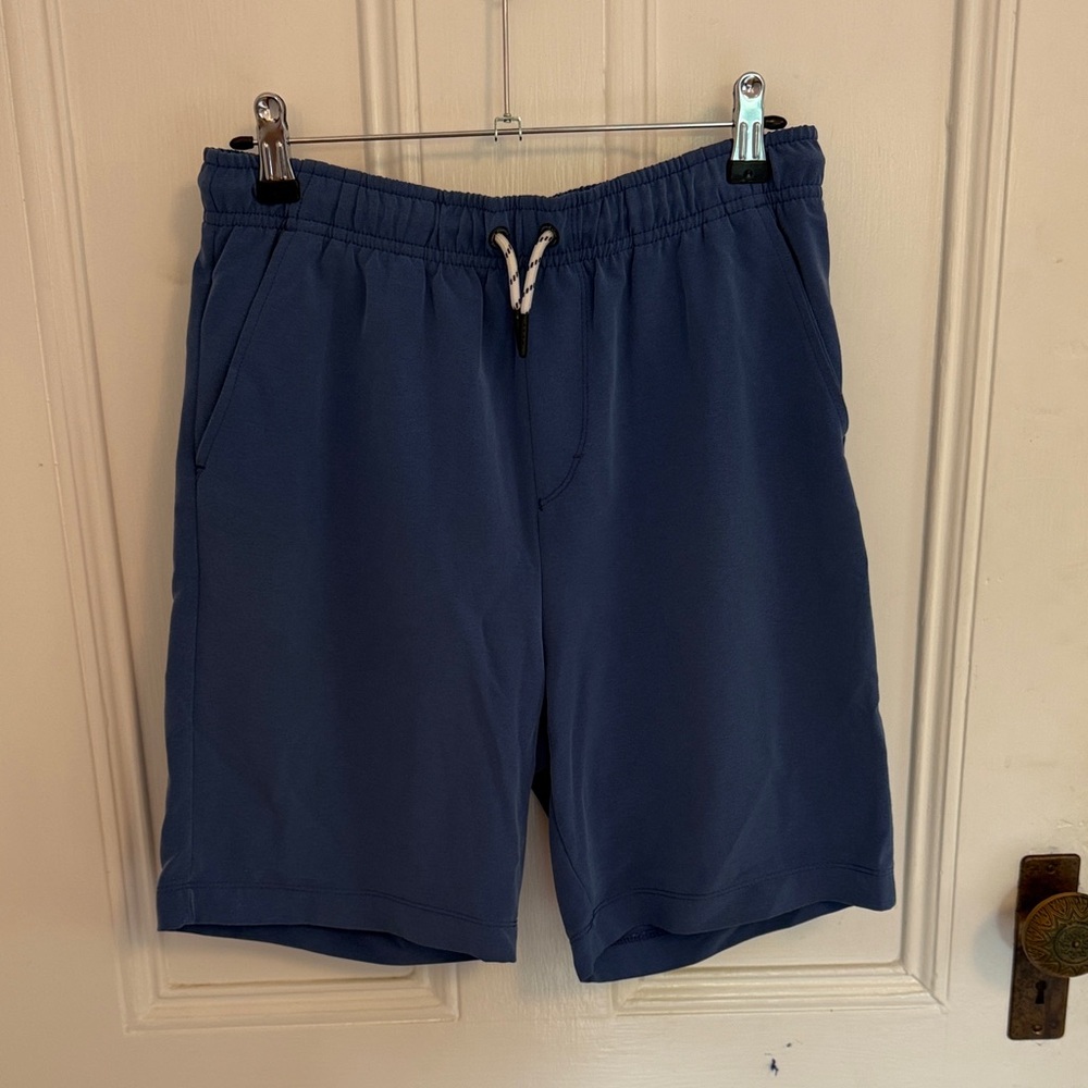 Vineyard Vines Boys L blue performance shorts